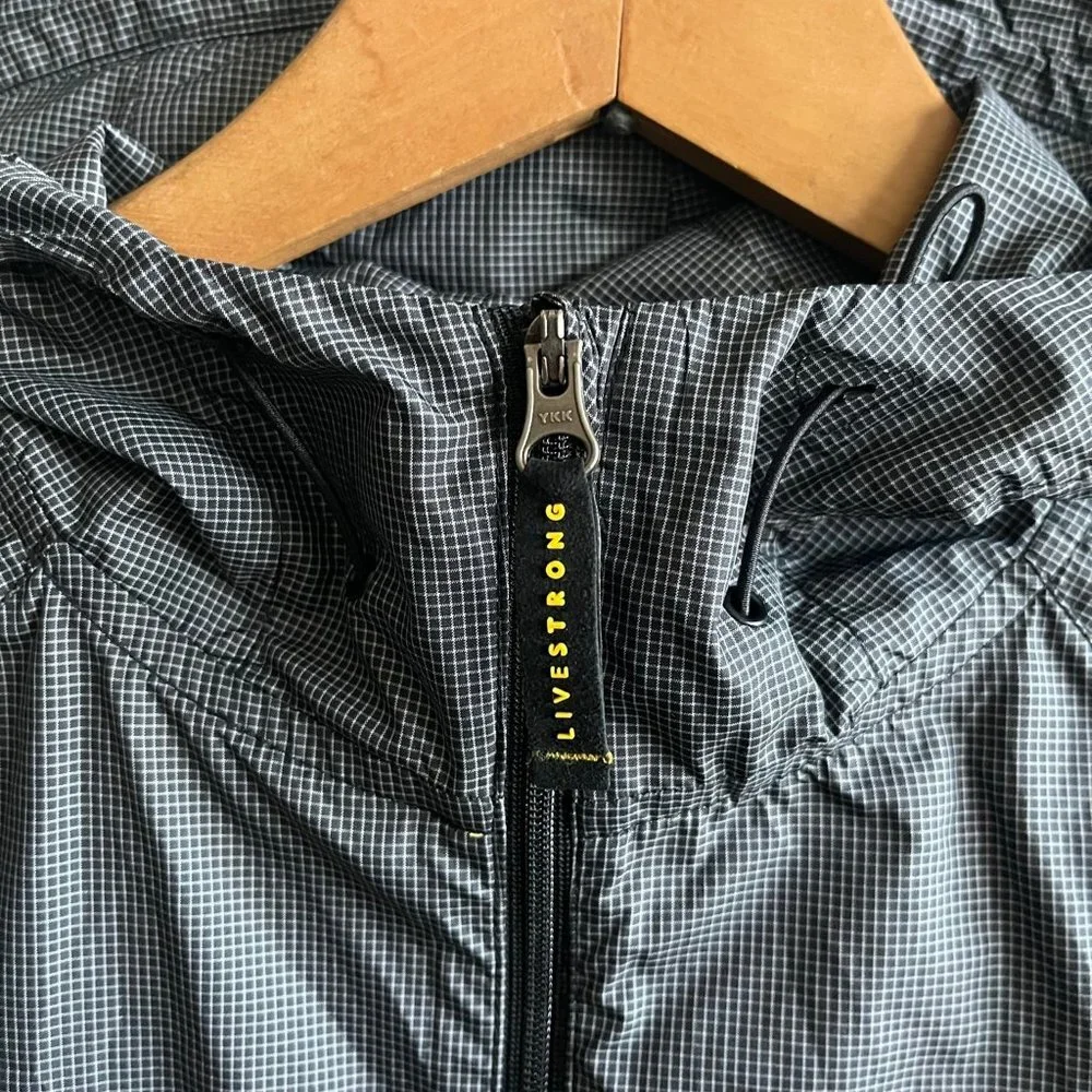 Nike Women's Livestrong Black Lightweight Hoodie Jacket Size S Style 467934-010